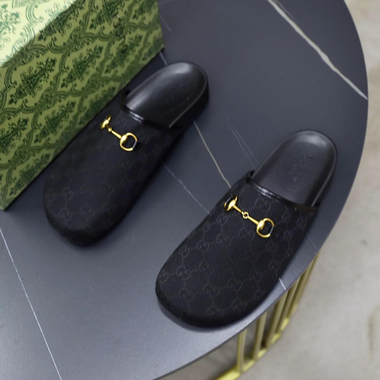 Ex-factory price: 340💰🙅‍♂️🙅‍♂️🙅‍♂️Couple model Brand: GUCCI Standard code: 35-44 (45 customized) Grade: Same as the official website Material: Original leather design Original lightweight wear-resistant molded outsole Style category: Men's fashion sandals Distinguished luxury brand elements Top luxury Color: Actual picture color